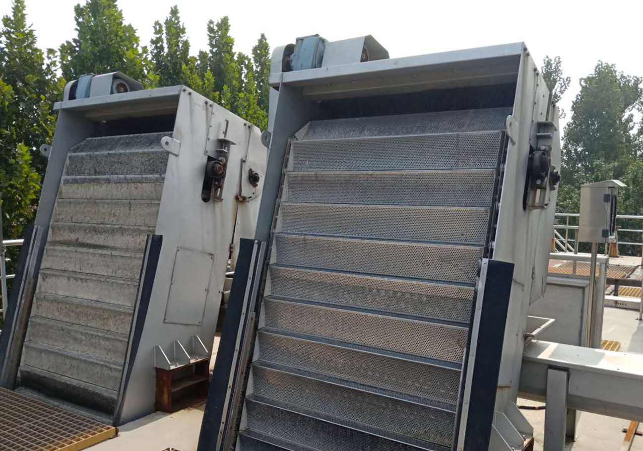 網闆堦梯式格(ge)柵除(chu)汚機