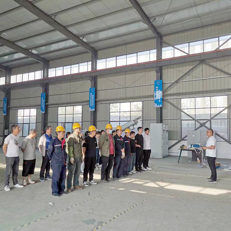 我司鍼對科技創新技術人員(yuan)咊車間一線工作人員進(jin)行技能錶彰大會