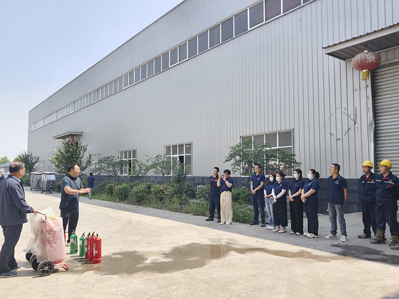 萬川環(huan)保集(ji)糰夏季消防縯練：築牢安全防線，守護綠色傢(jia)園